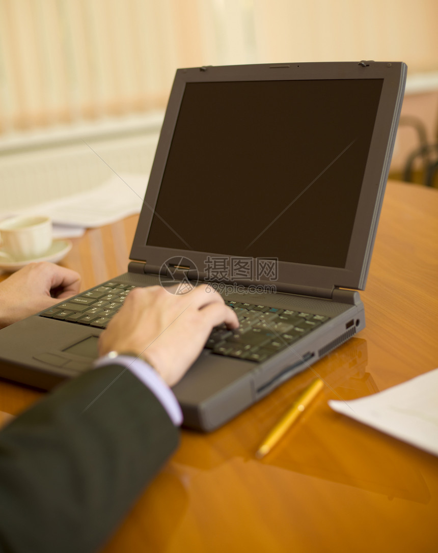 商业人员在笔记本电脑上规划灰色钢笔办公室照片地点金子按钮写字桌工作职场图片