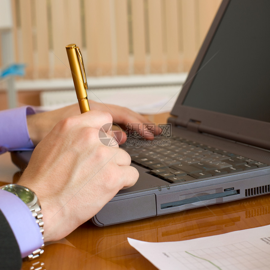 手提电脑和手用笔金子工作地点桌子钢笔写字桌笔记本办公室粉色职场图片