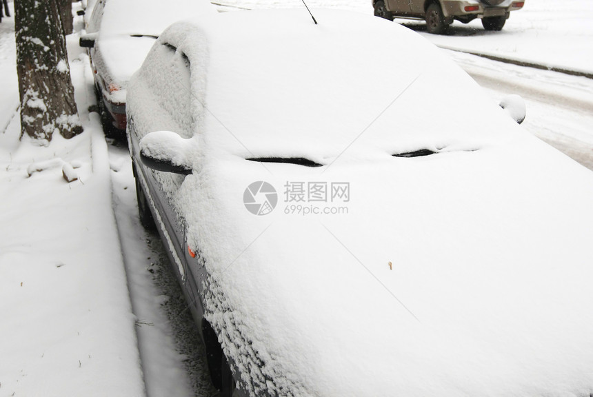 雪覆盖车图片
