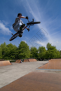 BBX 自行车板顶端自行车小轮车跳跃都市运动风光极限男性青少年背景图片