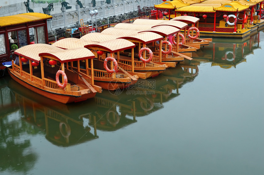 清怀河的轮船线文化市中心运输旅行反射城市风景村庄建筑学游客图片