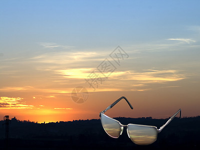 太阳墨镜天空橙子城市蓝色日落背景图片