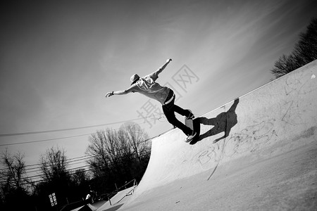 滑滑板挂机娱乐坡道踢翻青少年特技男生乐趣运动滑冰半管背景图片