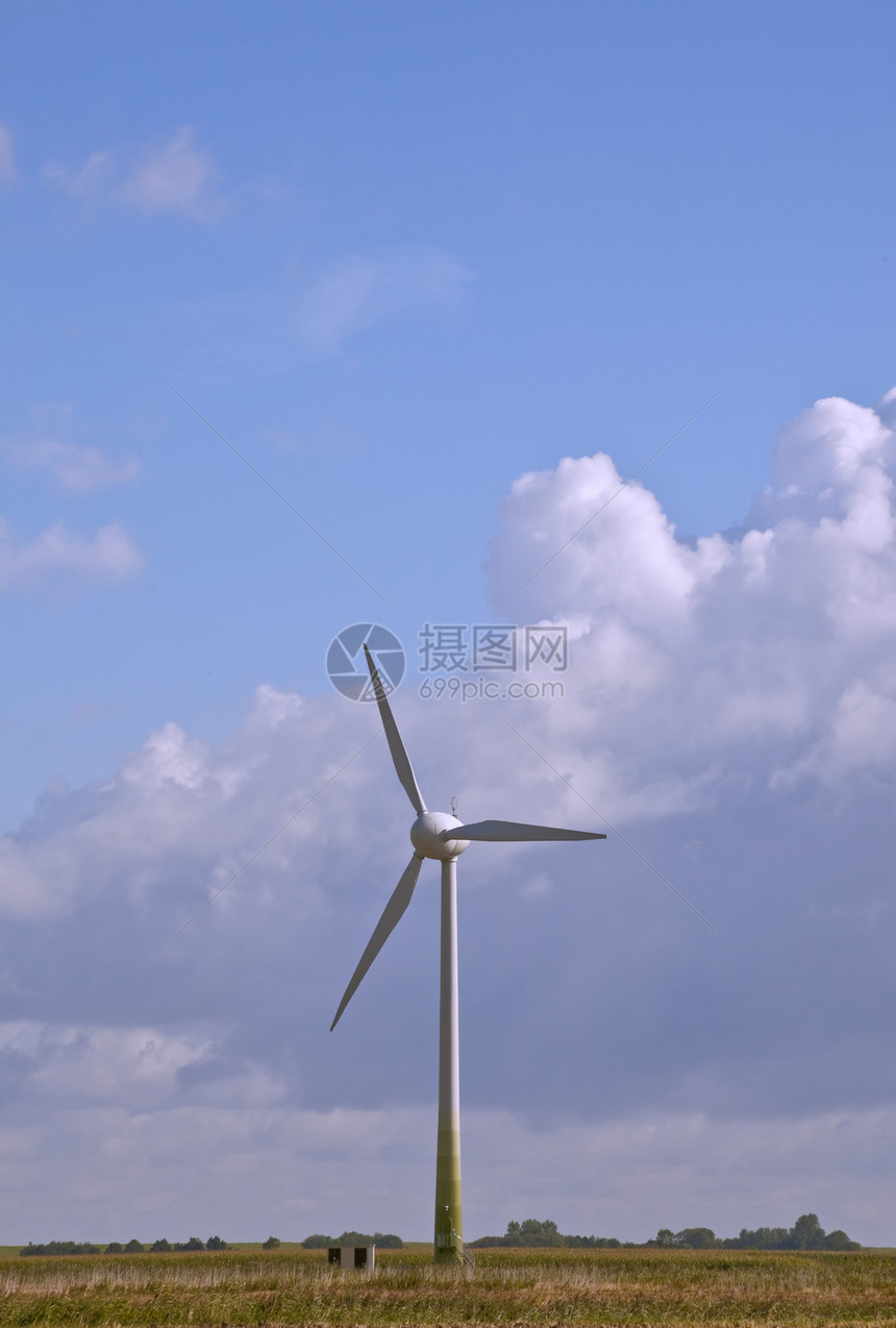 风风发电机乡村天空绿色环境力量旋转风景桅杆白色多云图片