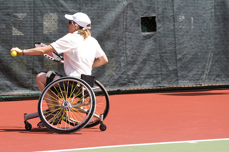 网球比赛残疾人妇女轮式网球主席车轮优胜者训练障碍狂欢节竞赛挑战运动女性游戏背景
