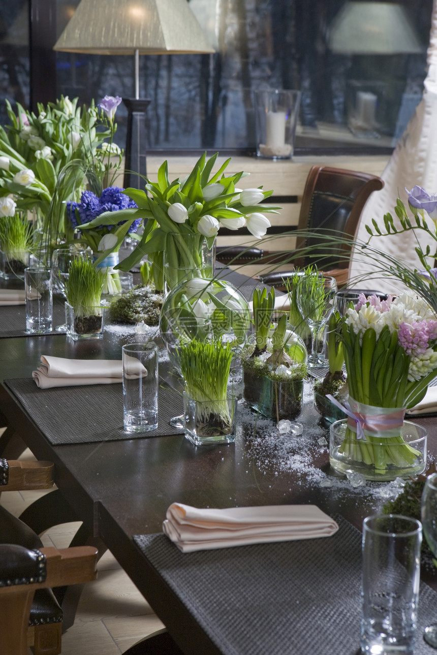 餐桌装饰 玻璃花瓶中的Hyacinth花束图片