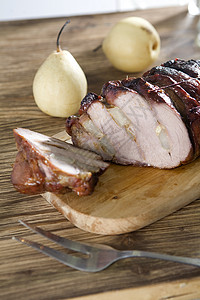 烤猪肉卷 在木板上加梨高清图片
