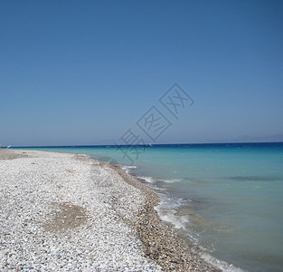 海滩石头卵石蓝色天空背景图片