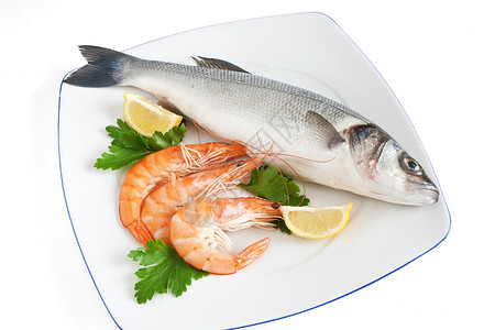 带鱼和虾的海象盘子柠檬午餐食物贝类饮食白色低音香菜餐厅背景图片