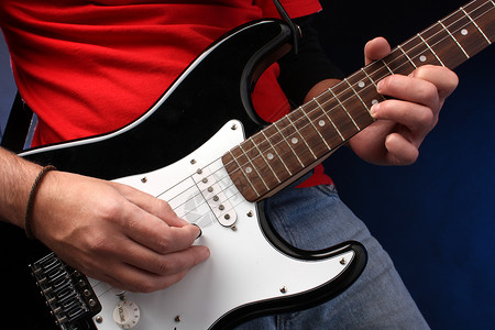 玩电吉他乐器黑色演员牛仔裤娱乐指板音乐岩石细绳男性高清图片