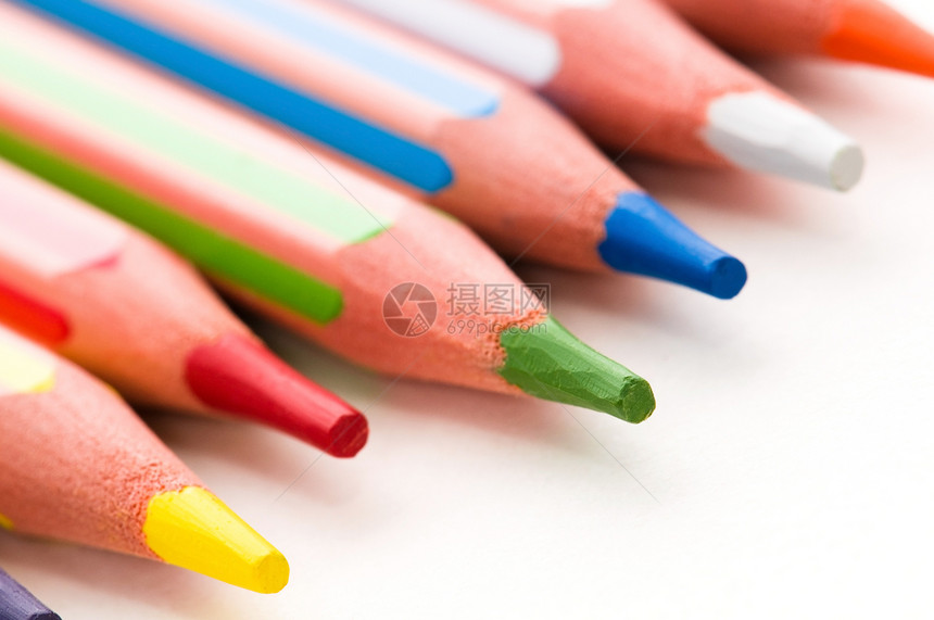 白上孤立的彩色铅笔办公室光谱乐器教育彩虹橙子调色板窗饰木头蜡笔图片