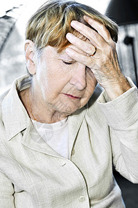 担任户主的老年妇女损失老化头痛成人女性悲伤思维疼痛苦恼孤独成熟高清图片素材