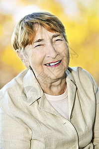 老年妇女笑着微笑老年人头发老化成人退休女士幸福欢乐灰色祖母背景图片