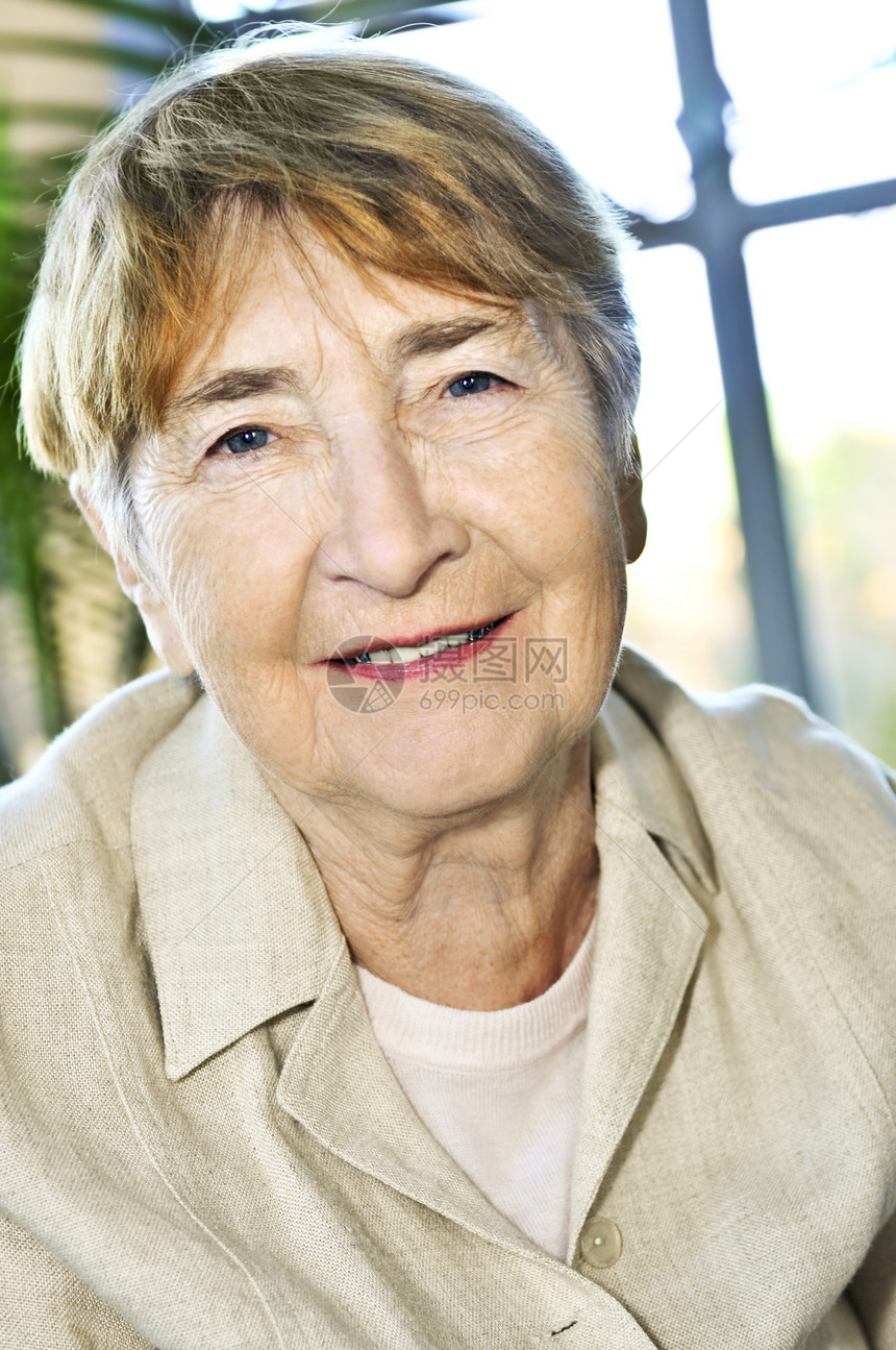 老年妇女笑着微笑退休欢乐女性享受阳光老化灰色成人祖母幸福图片