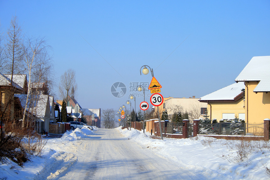 村庄中的雪路水平城市风景花园抛光日光车道房子阳光灯笼图片