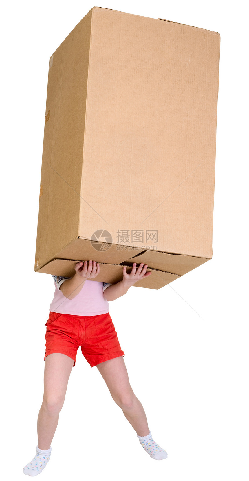 女孩拿着非常重的棕色纸箱图片