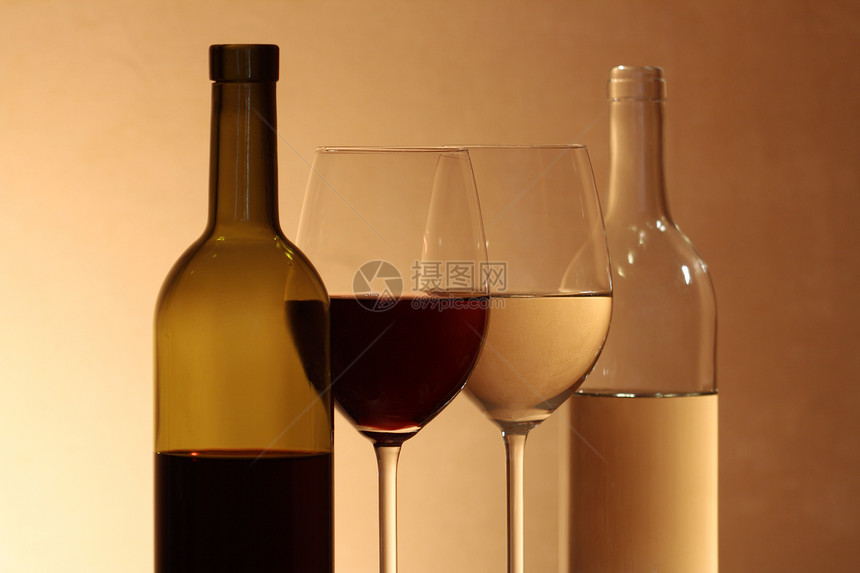 红酒和白酒周年纪念日酒精高脚杯饮食玻璃瓶子餐具饮料图片