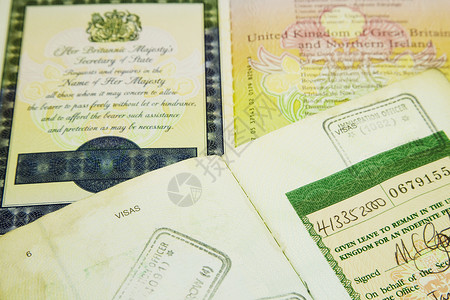 护照上盖有英国移民签证印章的外国护照移民和移民高清图片素材