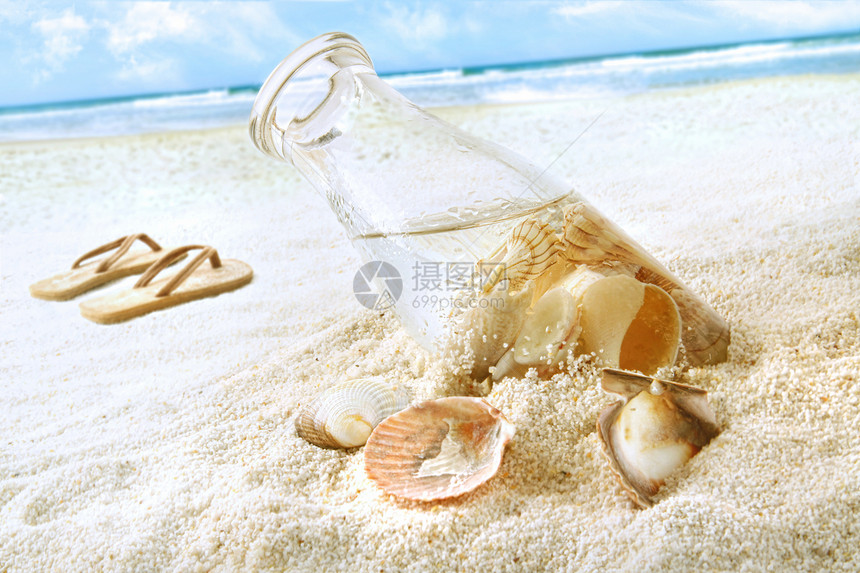 沙滩上一个瓶子里的贝壳图片