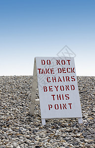 海滩标志啤酒指示牌手工鹅卵石警告背景图片