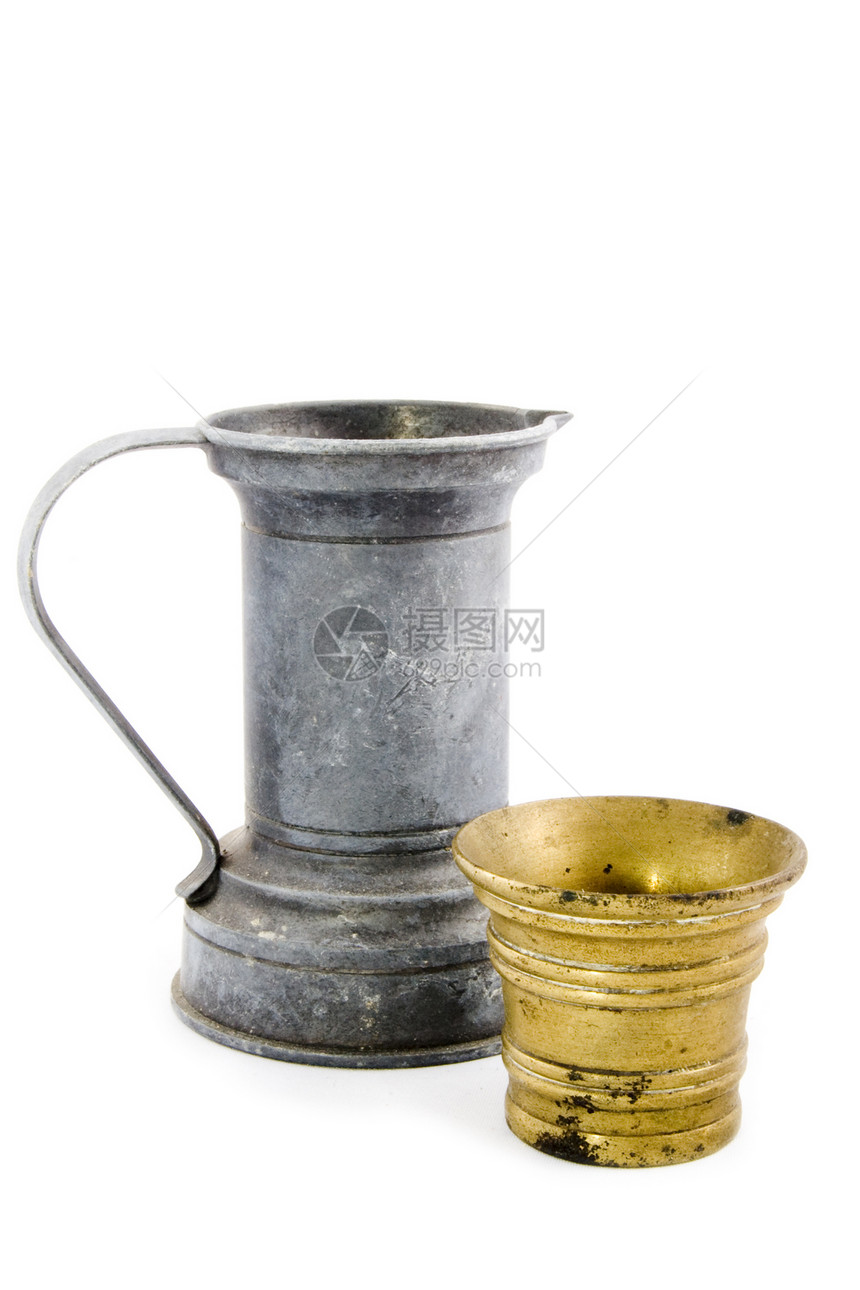 旧锡水罐和白色的铜桶图片
