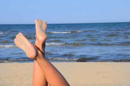 蓝天海滩上可爱的腿背景图片