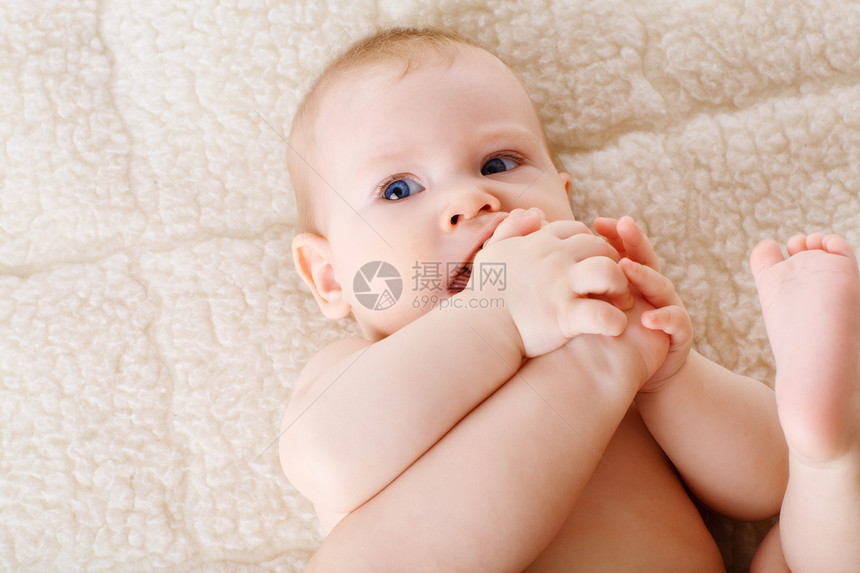 婴孩婴儿女孩乐趣毯子儿子享受青年喜悦女儿手指孩子图片