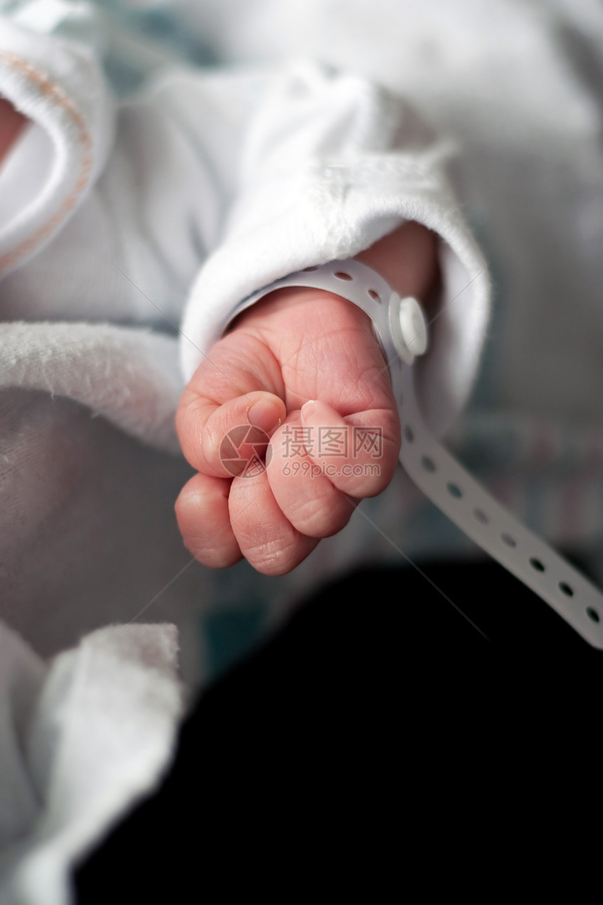 新生儿婴儿手孩子成人孩子们女孩身份婴儿期腕带家庭童年宏观图片