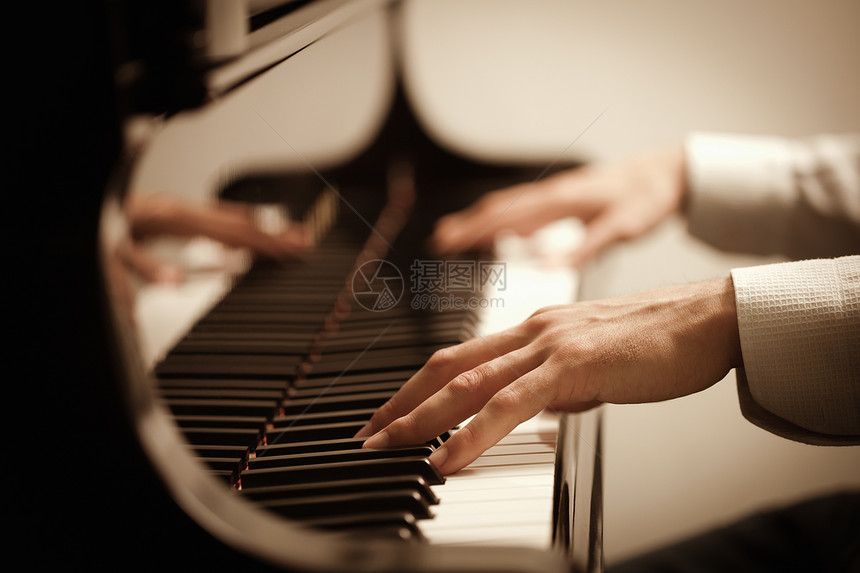 男人弹钢琴男性艺术裁剪黑色钢琴音乐家棕褐色歌曲键盘乐器图片