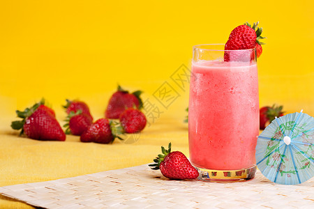 草莓夏季饮料酸奶奶昔果汁宏观茶点稻草活力冰霜玻璃水果背景图片