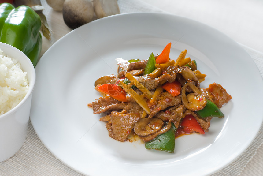 中国牛肉蔬菜和牛肉午餐营养美食油炸白色健康食物绿色红色洋葱图片