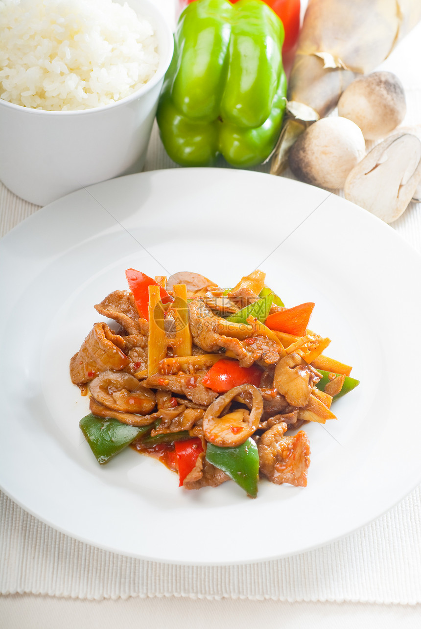 中国牛肉蔬菜和牛肉胡椒食物营养健康午餐竹子绿色黑色盘子洋葱图片