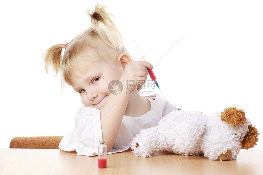 儿童作为医生玩耍注射器乐趣喜悦女孩童年注射疾病医院药品卫生图片