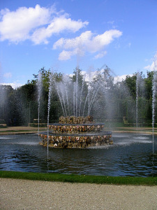凡尔赛喷泉树木花园池塘天空背景图片