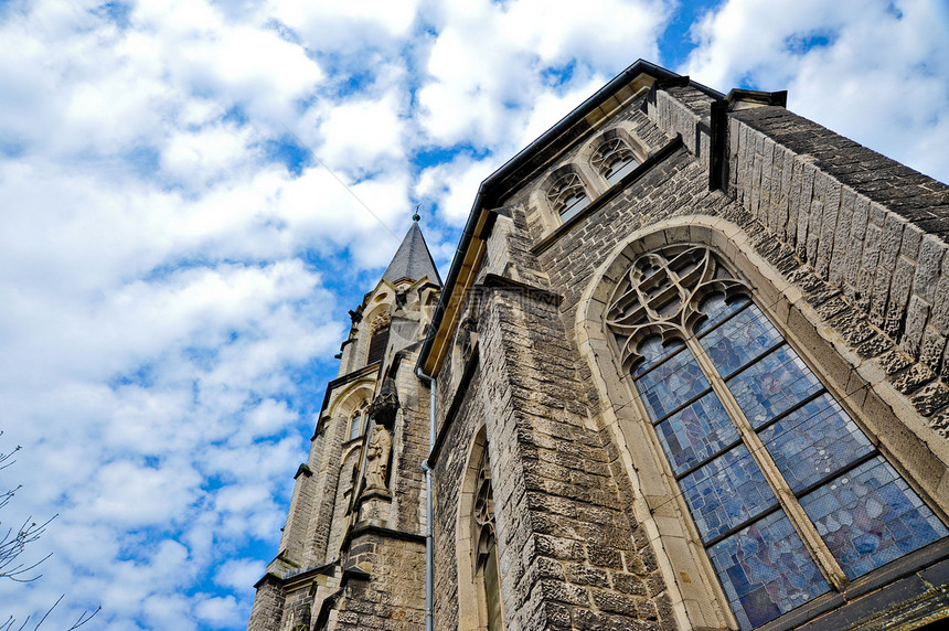 Aachen大教堂玻璃宗教教会石头窗户蓝色大帝天空灰色太阳图片