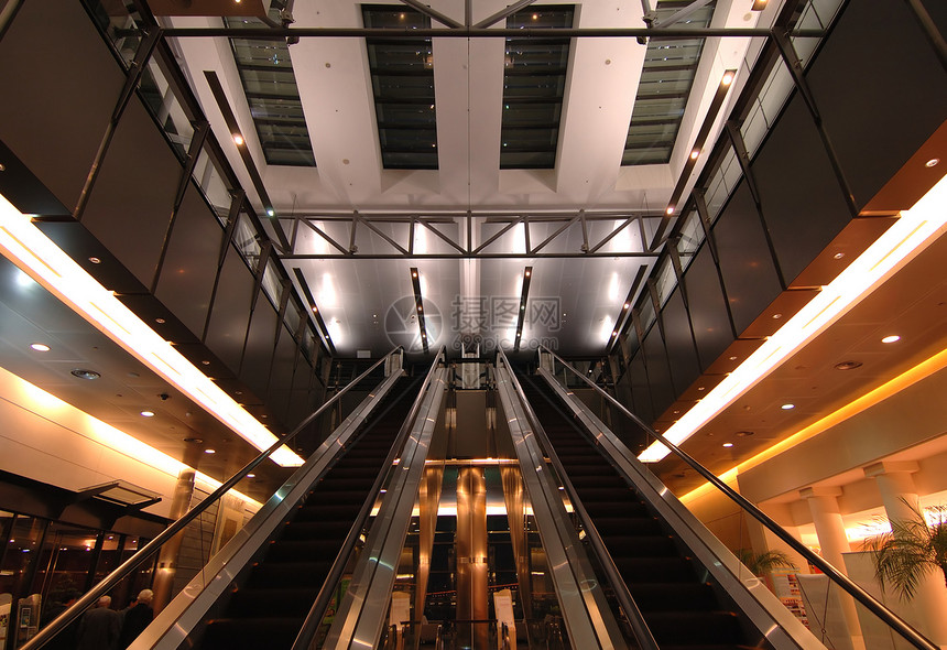 机场的电车喷射旅行楼梯通勤者速度车站脚步游客运动自动扶梯图片