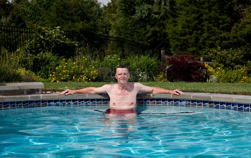 游泳池中的老年男性图片