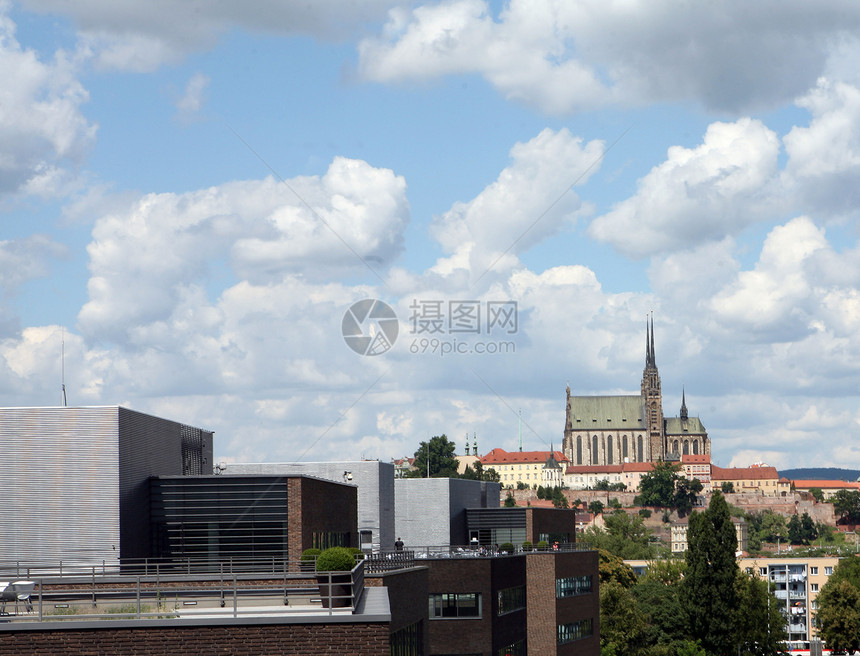 从Brno的一栋办公楼里 可以看到布尔诺的神教堂办公室褪色晴天太阳蓝色多云历史性建筑学天空大教堂图片