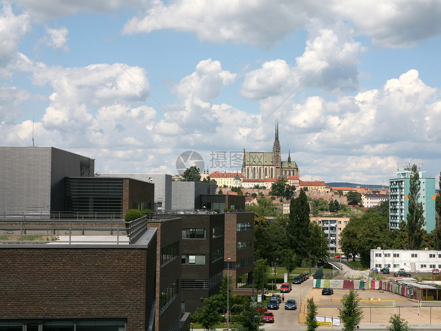 从Brno的一栋办公楼里 可以看到布尔诺的神教堂建筑学晴天蓝色褪色办公室大教堂天空多云历史性太阳图片