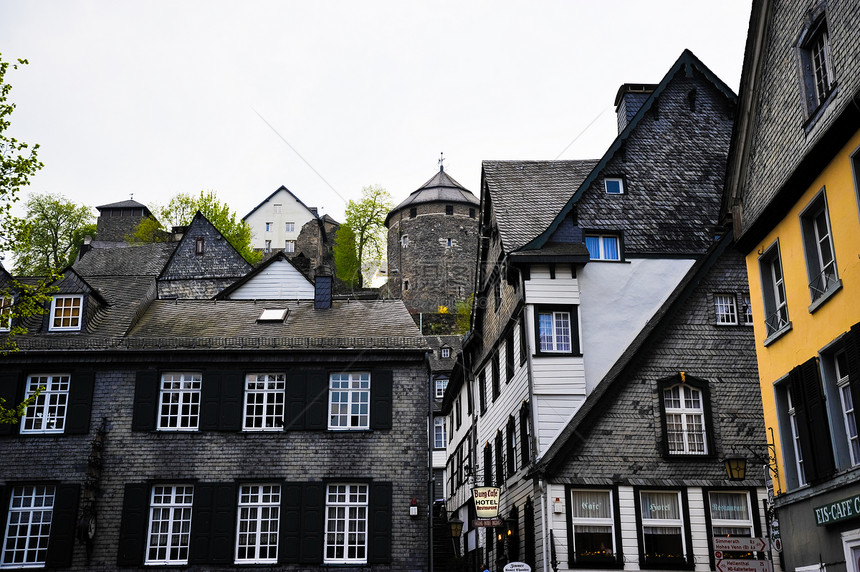 德国 Monschau房子村庄溪流石板灰色天空建筑游客建筑学窗户图片