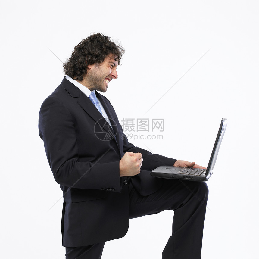拥有手提笔记本电脑的商务人士男性卷发白领男性化管理人员白色桌子阶层手机办公室图片