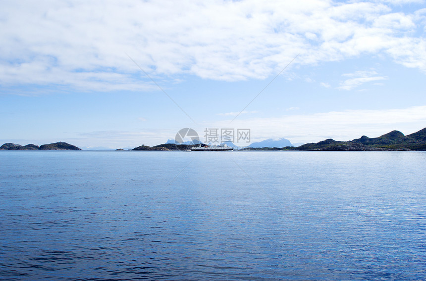 挪威海峡湾假期血管渡船蓝色海浪旅行反射场景阳光图片