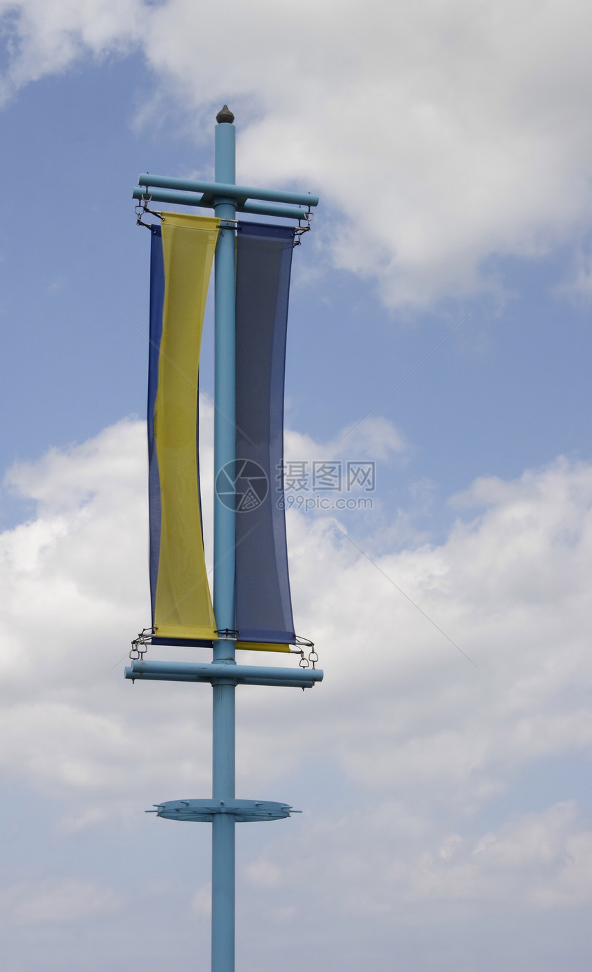 横标街道白色黄色蓝色织物旗帜天空图片