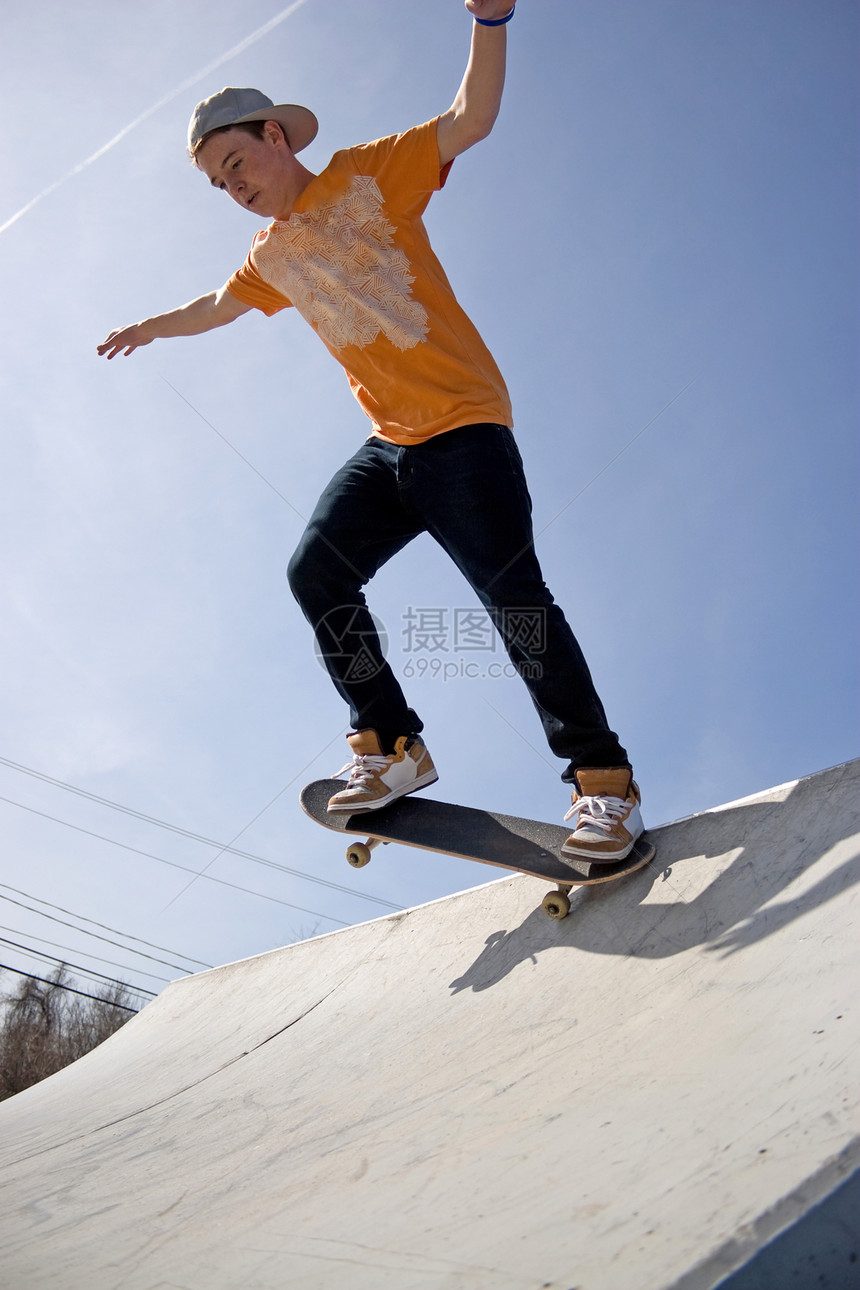 滑板机在车架上滑冰诡计溜冰者技巧运动男性男人娱乐文化木板图片