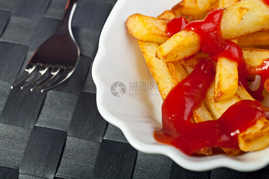 典型盘子上的炸薯条饮食晚餐育肥食物黄色润滑脂油炸背景土豆美味图片