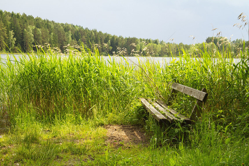 坐在湖边的长椅上图片