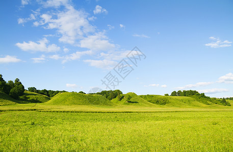 绿色山丘蓝云天空公园草地水平阳光活力地平线太阳环境土地场地背景图片