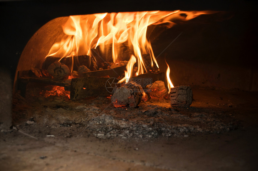 意大利传统比萨饼木烤炉午餐火焰食物壁炉美食用餐烧伤面包火炉日志图片