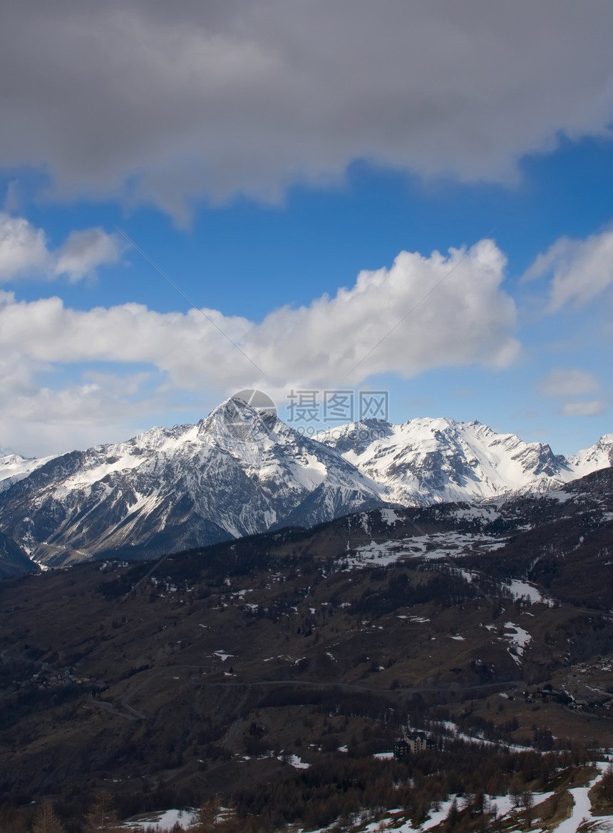 冬冬山蓝色顶峰太阳岩石场景星星滑雪全景冰川地标图片