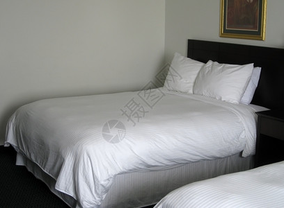 旅行旅费床单客栈白色酒店枕头旅馆房间棉被背景图片